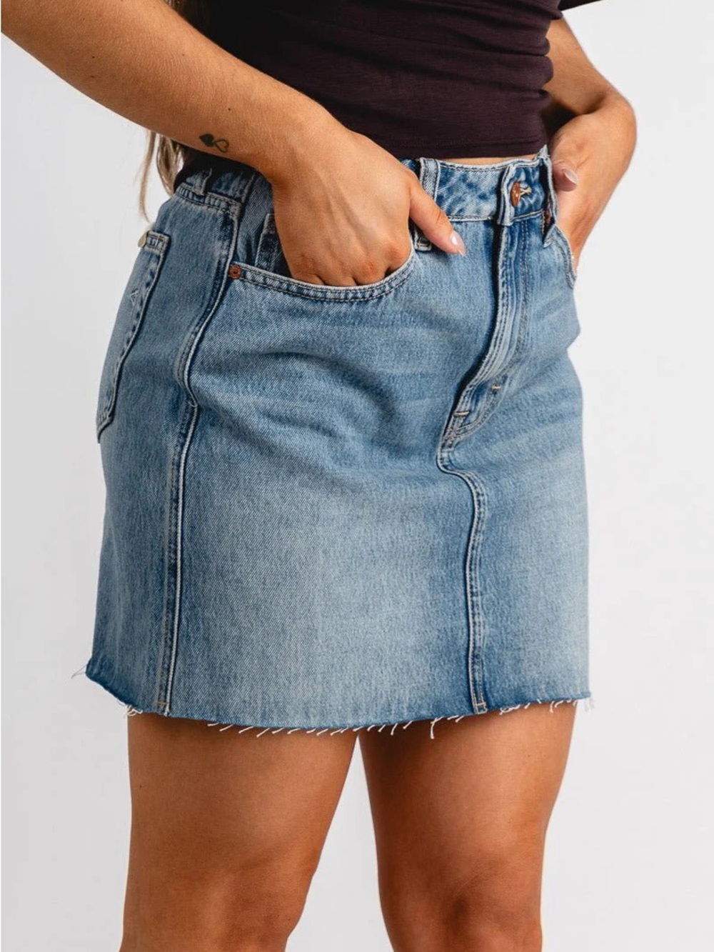 Moto Women’s Classic Y2K Light Wash Denim Mini Skirt Frayed Hem Size Small US 6
